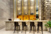 Suasana lobi Hotel Nusantara di Penajam Paser Utara yang memadukan keindahan elemen arsitektur kayu tradisional Dayak dengan fasilitas kemewahan modern. Pemandangan hutan tropis Kalimantan terlihat jelas melalui jendela kaca besar yang memberikan pencahayaan alami sepanjang hari.