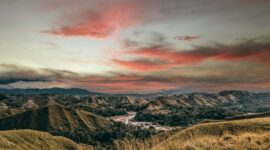 Pemandangan bukit sabana Wairinding di Sumba Timur saat matahari terbit, menampilkan keindahan panorama lanskap yang tenang dan alami jauh dari pemukiman padat.