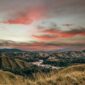 Pemandangan bukit sabana Wairinding di Sumba Timur saat matahari terbit, menampilkan keindahan panorama lanskap yang tenang dan alami jauh dari pemukiman padat.