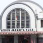 Para wisatawan menikmati keindahan pemandangan pegunungan dan sawah hijau dari dalam kereta wisata bereksterior kaca panorama yang nyaman.