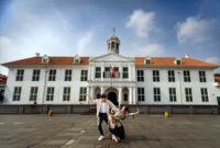 Gedung Hotel Indonesia yang diresmikan oleh Presiden Sukarno pada 1962 tampil megah di kawasan Bundaran HI Jakarta, berdiri sebagai simbol diplomasi budaya sekaligus tonggak sejarah modernisasi arsitektur penginapan di Tanah Air.