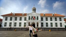 Gedung Hotel Indonesia yang diresmikan oleh Presiden Sukarno pada 1962 tampil megah di kawasan Bundaran HI Jakarta, berdiri sebagai simbol diplomasi budaya sekaligus tonggak sejarah modernisasi arsitektur penginapan di Tanah Air.