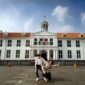 Gedung Hotel Indonesia yang diresmikan oleh Presiden Sukarno pada 1962 tampil megah di kawasan Bundaran HI Jakarta, berdiri sebagai simbol diplomasi budaya sekaligus tonggak sejarah modernisasi arsitektur penginapan di Tanah Air.