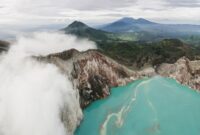 Kemegahan Benteng Belgica berdiri anggun di Banda Neira dengan latar belakang puncak Gunung Api Banda yang menjulang di atas perairan jernih Laut Banda.