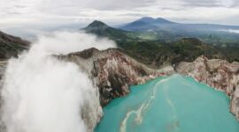 Kemegahan Benteng Belgica berdiri anggun di Banda Neira dengan latar belakang puncak Gunung Api Banda yang menjulang di atas perairan jernih Laut Banda.