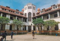 Fasad keanggunan arsitektur kolonial sebuah hotel bersejarah di Indonesia yang tetap terawat rapi dan menyajikan kemewahan pengalaman menginap melintasi zaman.