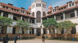 Fasad keanggunan arsitektur kolonial sebuah hotel bersejarah di Indonesia yang tetap terawat rapi dan menyajikan kemewahan pengalaman menginap melintasi zaman.