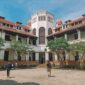 Fasad keanggunan arsitektur kolonial sebuah hotel bersejarah di Indonesia yang tetap terawat rapi dan menyajikan kemewahan pengalaman menginap melintasi zaman.