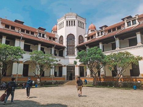Fasad keanggunan arsitektur kolonial sebuah hotel bersejarah di Indonesia yang tetap terawat rapi dan menyajikan kemewahan pengalaman menginap melintasi zaman.