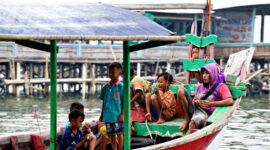Sebuah perahu kayu penyeberangan melaju membelah perairan jernih di kepulauan Nusantara untuk mengantarkan para pelancong menjelajahi destinasi tersembunyi.