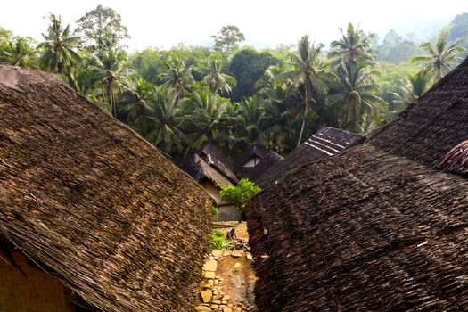 Seorang pelancong tampak menikmati pemandangan perbukitan hijau yang asri di kawasan pedesaan Indonesia, mencerminkan tingginya minat masyarakat urban terhadap tren wisata lambat yang menenangkan jiwa.
