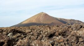 Pemandangan megah Gunung Api Banda yang terlihat dari puncak Benteng Belgica di Banda Neira, Maluku Tengah. Arsitektur bersejarah ini menjadi saksi kejayaan perdagangan rempah dunia pada masa lampau.