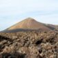 Pemandangan megah Gunung Api Banda yang terlihat dari puncak Benteng Belgica di Banda Neira, Maluku Tengah. Arsitektur bersejarah ini menjadi saksi kejayaan perdagangan rempah dunia pada masa lampau.