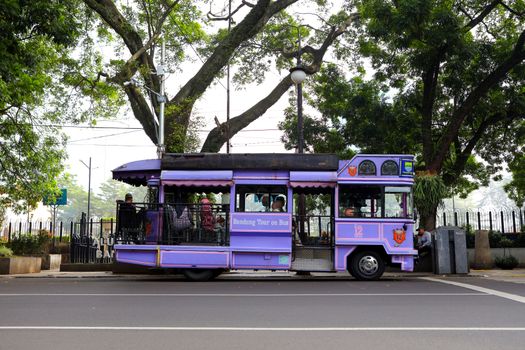 Armada transportasi publik melintasi jalur antarprovinsi yang semakin terkoneksi dengan mulus, memberikan kenyamanan dan efisiensi waktu bagi para wisatawan.