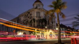 Gedung Hotel Indonesia dan Patung Selamat Datang yang berdiri megah di kawasan Bundaran HI Jakarta, menjadi simbol keterbukaan dan modernisasi bangsa sejak tahun 1962.