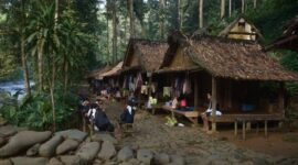 Wisatawan menikmati keindahan pemandangan pedesaan hijau sembari berinteraksi dengan warga lokal dalam kegiatan wisata ramah lingkungan di Indonesia.