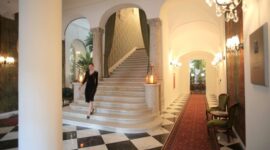 Suasana koridor berarsitektur Art Deco di Hotel Majapahit Surabaya yang masih mempertahankan keaslian lantai marmer dan furnitur kayu jati sejak era kolonial.