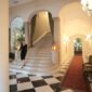 Suasana koridor berarsitektur Art Deco di Hotel Majapahit Surabaya yang masih mempertahankan keaslian lantai marmer dan furnitur kayu jati sejak era kolonial.