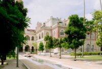 Suasana taman tengah bernuansa kolonial di Hotel Majapahit Surabaya yang menawarkan ketenangan dan keasrian di pusat kota. Pemeliharaan arsitektur orisinal tetap dijaga secara konsisten guna mempertahankan keaslian bangunan bersejarah ini.