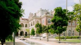 Suasana taman tengah bernuansa kolonial di Hotel Majapahit Surabaya yang menawarkan ketenangan dan keasrian di pusat kota. Pemeliharaan arsitektur orisinal tetap dijaga secara konsisten guna mempertahankan keaslian bangunan bersejarah ini.