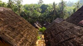 Suasana asri sebuah desa wisata di Indonesia yang menerapkan prinsip pariwisata berkelanjutan, menawarkan ketenangan alam dan keaslian budaya lokal bagi para pelancong.
