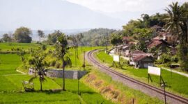 Pemandangan hijau persawahan dan perbukitan yang terlihat dari jendela kereta api menjadi pilihan moda transportasi favorit wisatawan yang menginginkan perjalanan santai dan penuh ketenangan di Pulau Jawa.