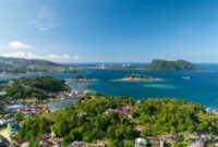 Pemandangan perairan jernih dan bentang alam hijau di Kepulauan Banda yang menawarkan ketenangan bagi para pelancong yang ingin menikmati wisata sejarah dan bahari.