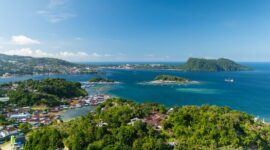 Pemandangan perairan jernih dan bentang alam hijau di Kepulauan Banda yang menawarkan ketenangan bagi para pelancong yang ingin menikmati wisata sejarah dan bahari.
