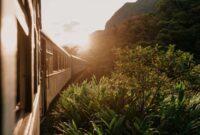 Pemandangan hijau persawahan dan perbukitan yang terlihat dari balik jendela kereta api menjadi daya tarik utama dari seni menikmati proses perjalanan menuju tempat tujuan.