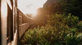 Pemandangan hijau persawahan dan perbukitan yang terlihat dari balik jendela kereta api menjadi daya tarik utama dari seni menikmati proses perjalanan menuju tempat tujuan.