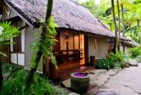 Warga lokal dan wisatawan berinteraksi hangat di pemukiman tradisional kawasan Indonesia Timur yang mengusung konsep wisata ramah lingkungan berkelanjutan.