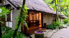 Warga lokal dan wisatawan berinteraksi hangat di pemukiman tradisional kawasan Indonesia Timur yang mengusung konsep wisata ramah lingkungan berkelanjutan.