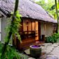 Warga lokal dan wisatawan berinteraksi hangat di pemukiman tradisional kawasan Indonesia Timur yang mengusung konsep wisata ramah lingkungan berkelanjutan.