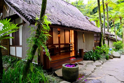 Warga lokal dan wisatawan berinteraksi hangat di pemukiman tradisional kawasan Indonesia Timur yang mengusung konsep wisata ramah lingkungan berkelanjutan.