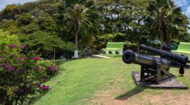 Pemandangan megah Benteng Belgica bersejarah dengan latar belakang Gunung Api Banda dan lautan biru jernih di Kepulauan Banda, Maluku.