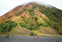 Wisatawan menikmati pemandangan alam Jawa Barat dari balik jendela berukuran raksasa armada kereta api tematik panoramic. Penataan interior yang nyaman serta panorama lanskap pegunungan menjadi daya tarik utama perjalanan wisata berbasis rel di Indonesia.