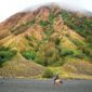 Wisatawan menikmati pemandangan alam Jawa Barat dari balik jendela berukuran raksasa armada kereta api tematik panoramic. Penataan interior yang nyaman serta panorama lanskap pegunungan menjadi daya tarik utama perjalanan wisata berbasis rel di Indonesia.