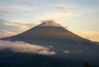 Pemandangan megah Gunung Api Banda yang menjulang di balik perairan jernih Banda Neira, Maluku Tengah, menjadi salah satu latar alam paling memukau bagi para pelancong.