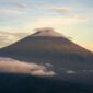 Pemandangan megah Gunung Api Banda yang menjulang di balik perairan jernih Banda Neira, Maluku Tengah, menjadi salah satu latar alam paling memukau bagi para pelancong.