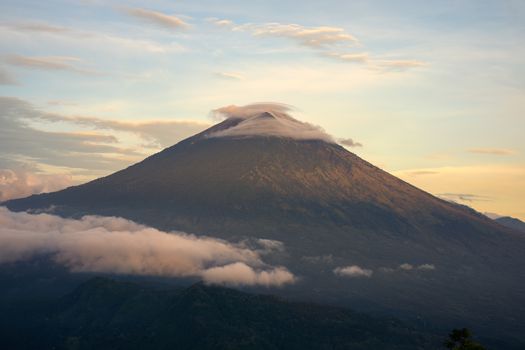 Pemandangan megah Gunung Api Banda yang menjulang di balik perairan jernih Banda Neira, Maluku Tengah, menjadi salah satu latar alam paling memukau bagi para pelancong.