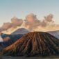 Pemandangan pagi hari di pemukiman lereng Bromo yang menyajikan suasana tenang dan hamparan ladang hijau warga lokal.