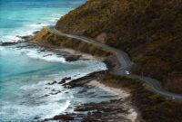 Pemandangan indah jalan aspal mulus yang membentang di sepanjang pesisir selatan Jawa, menyajikan panorama laut lepas dan tebing karang yang memukau para pengguna jalan.