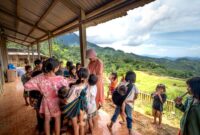 Kampung Adat Bena yang berdiri di kaki Gunung Inerie, Flores Tengah, menyajikan pesona arsitektur tradisional megalitikum dan kehangatan tradisi lokal yang masih dijaga lestari oleh masyarakatnya.