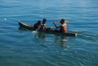 Pemandangan Benteng Duurstede yang berdiri megah di tepi pantai Pulau Saparua, Maluku Tengah, berlatar perairan biru Laut Banda yang jernih.