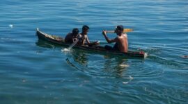 Pemandangan Benteng Duurstede yang berdiri megah di tepi pantai Pulau Saparua, Maluku Tengah, berlatar perairan biru Laut Banda yang jernih.
