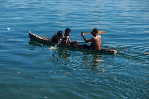 Pemandangan Benteng Duurstede yang berdiri megah di tepi pantai Pulau Saparua, Maluku Tengah, berlatar perairan biru Laut Banda yang jernih.