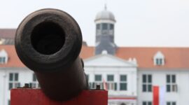 Gedung bersejarah Hotel Indonesia dan monumen Selamat Datang yang berdiri megah di pusat Jakarta sebagai simbol penyambutan dan modernisasi bangsa sejak tahun 1962.