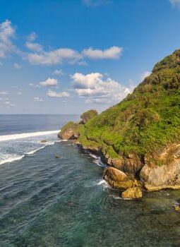 Menjelajah Sudut Tersembunyi Nusantara Melalui Tren Petualangan Lambat yang Menggugah Jiwa