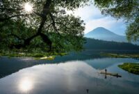 Suasana tenang lanskap alam Indonesia menjadi destinasi favorit bagi pelancong yang ingin melepaskan penat dari hiruk-pikuk kehidupan perkotaan.