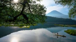 Suasana tenang lanskap alam Indonesia menjadi destinasi favorit bagi pelancong yang ingin melepaskan penat dari hiruk-pikuk kehidupan perkotaan.